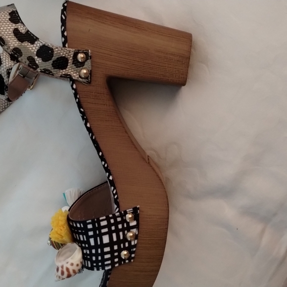 Size 7 Betsey Johnson chunk heel sandal with tassel accents - Picture 5 of 6